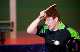 Tafeltennis traint in de tafeltennishal op Papendal