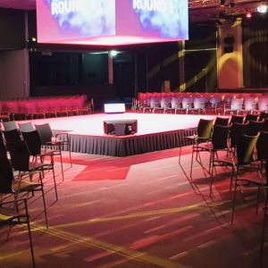 Boksring in het midden met schermen